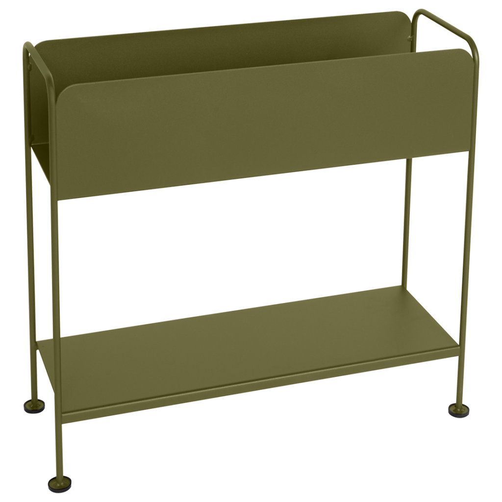 Une étagère en métal vert à deux tablettes est parfaite pour exposer votre Cache-pot Picolino ou Pain d'épices.