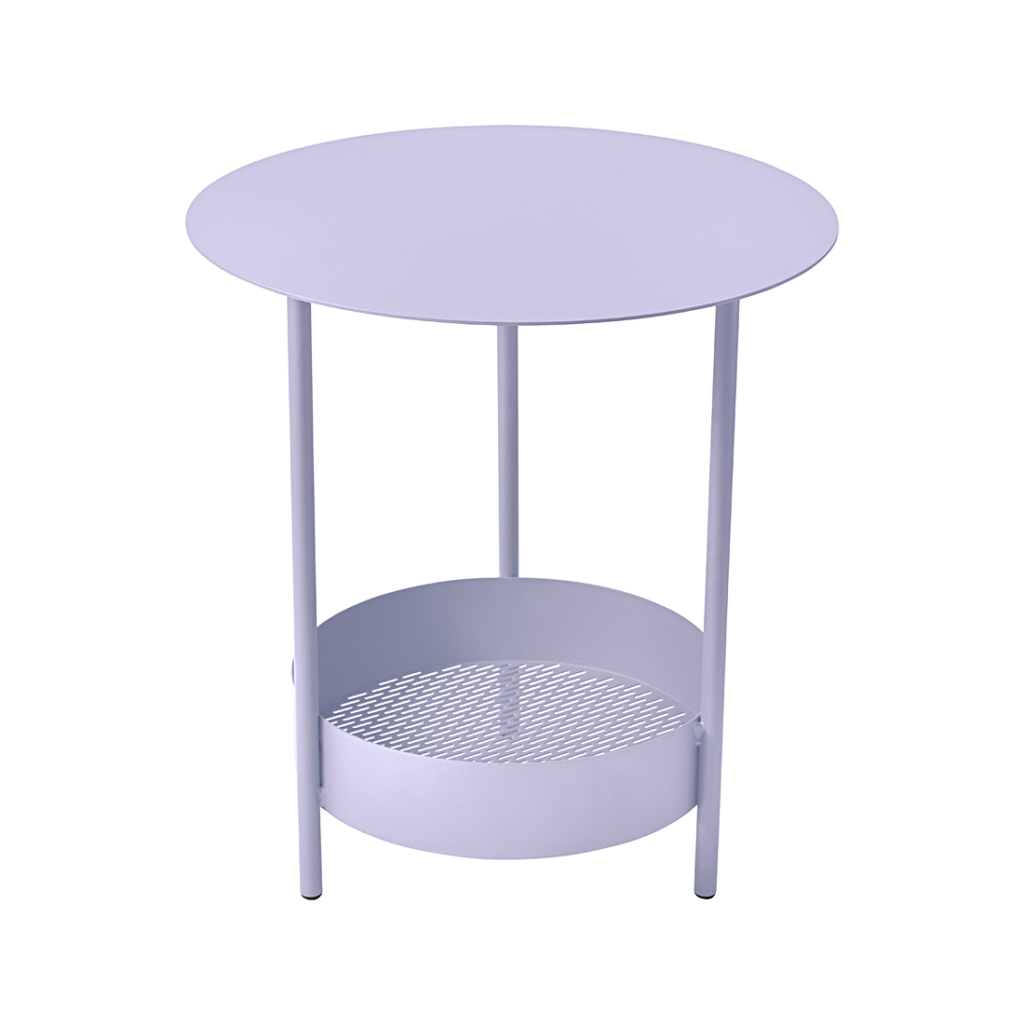 Une table d'appoint violette surmontée d'un panier en métal pour les amoureux de Guimauve.