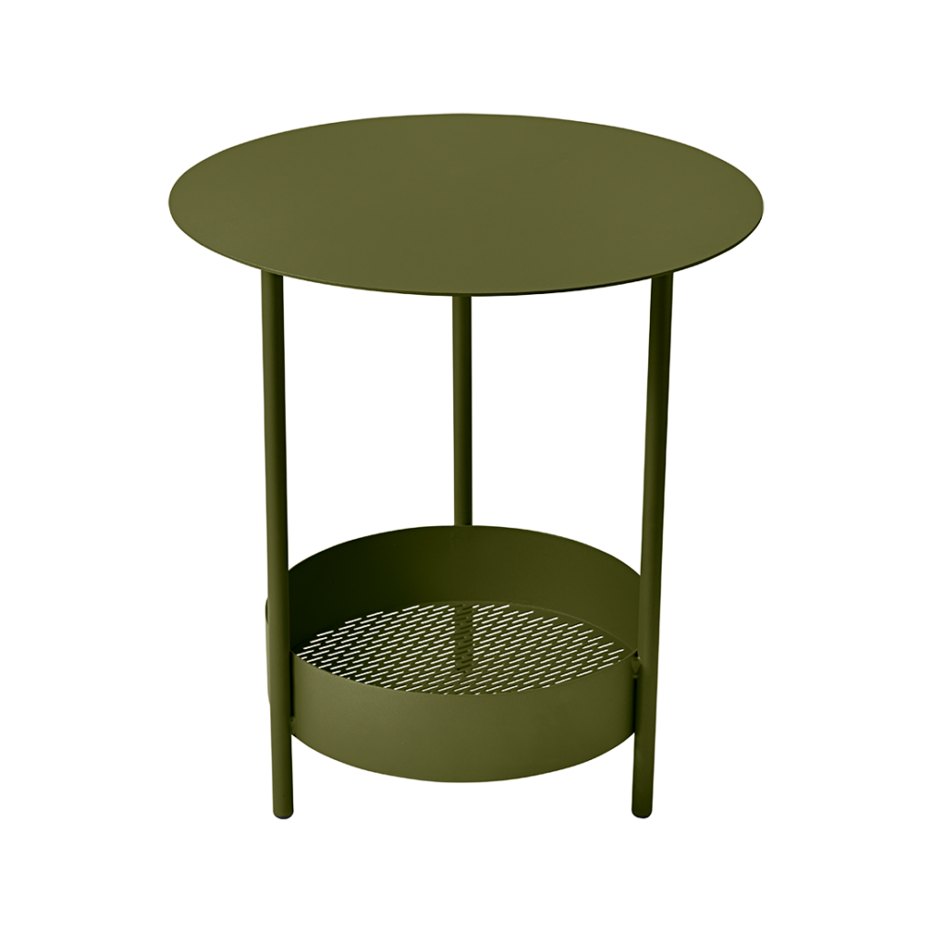 Une table d'appoint verte avec un panier en métal sur le dessus.