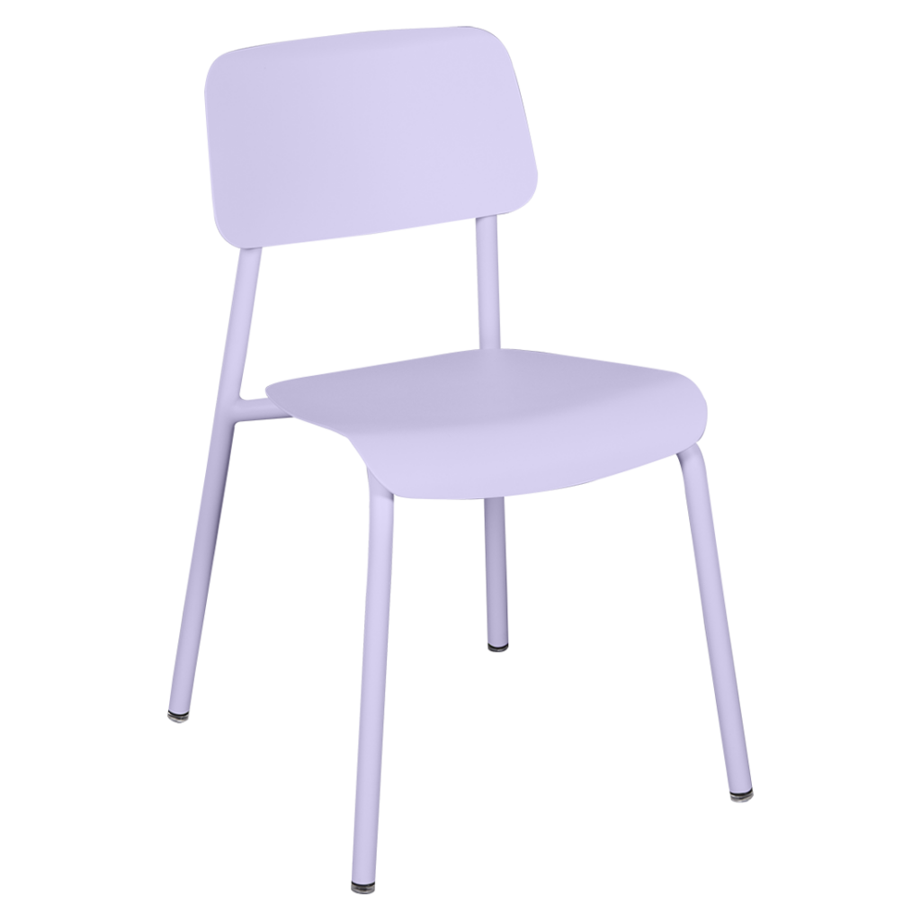 Une chaise en plastique violet sur fond blanc.