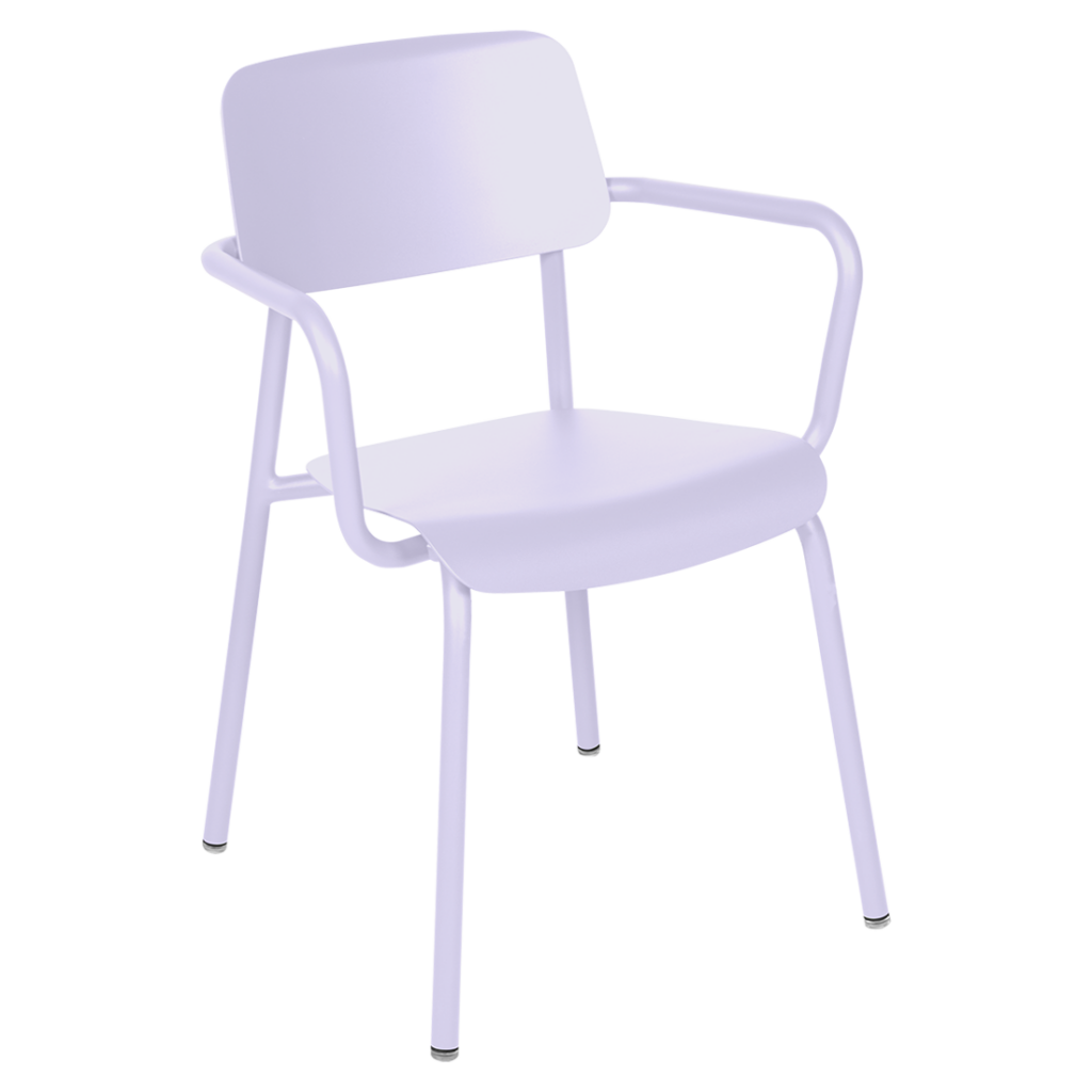 Un fauteuil en plastique violet sur fond blanc.