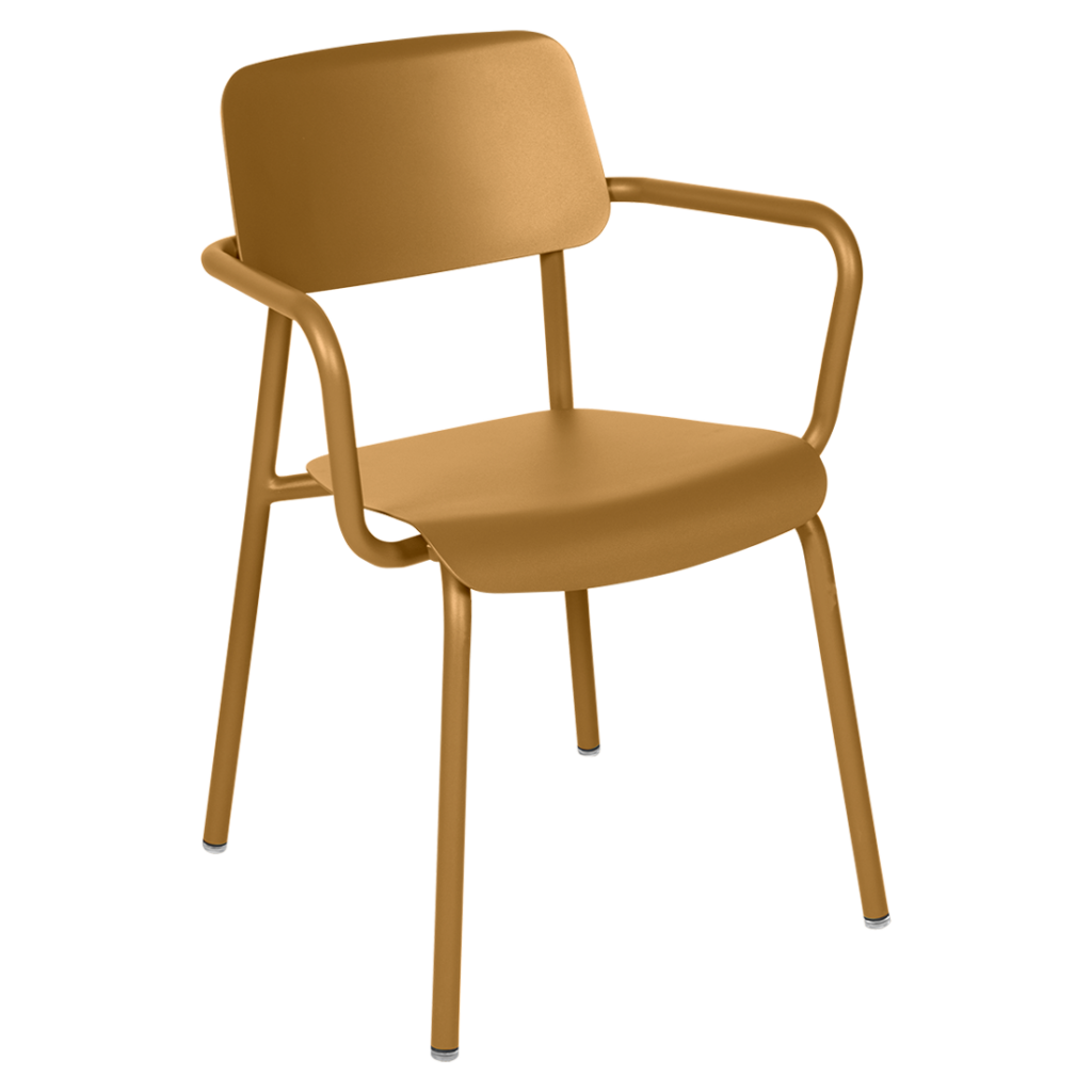 Un fauteuil en plastique marron avec des accoudoirs sur fond blanc.