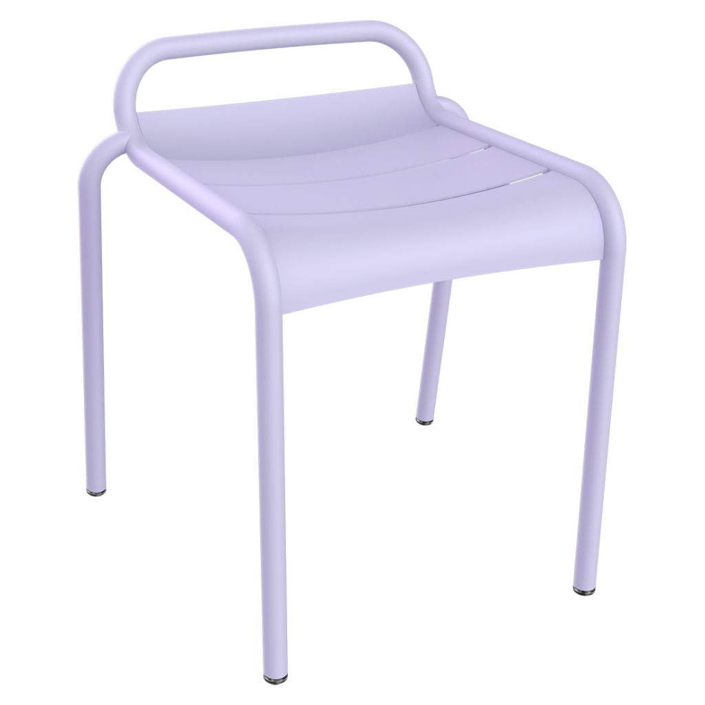 Une chaise en plastique violet sur fond de la même couleur.