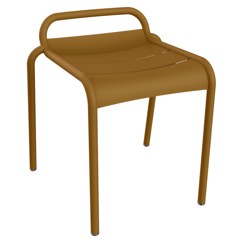 Une chaise Tabouret en plastique marron sur fond noir.