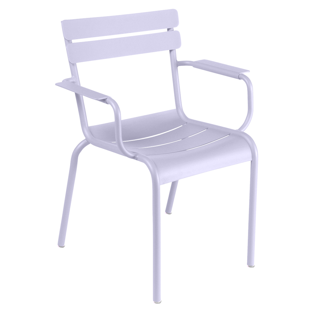 Une chaise Fauteuil Luxembourg blanche avec accoudoirs sur fond blanc.