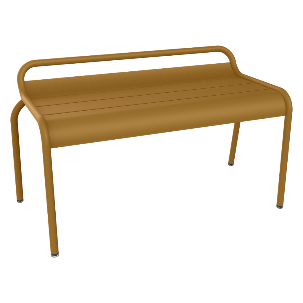 Un banc marron sur fond blanc.