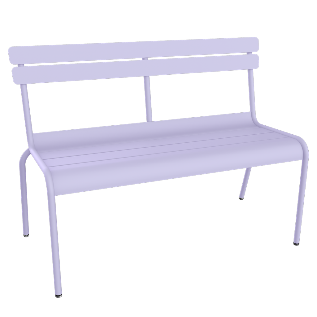 Un banc violet sur fond blanc, Luxembourg.