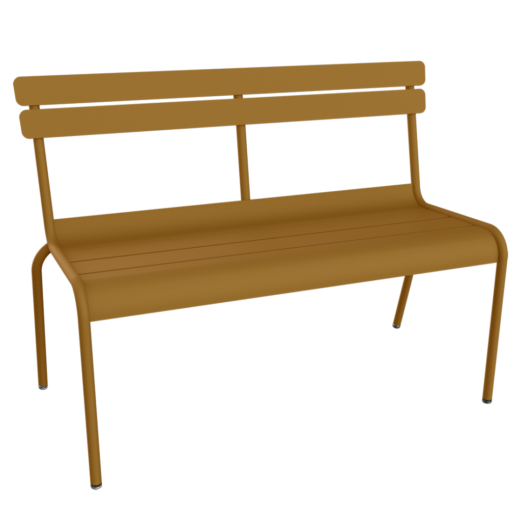 Un banc en bois marron sur fond noir.