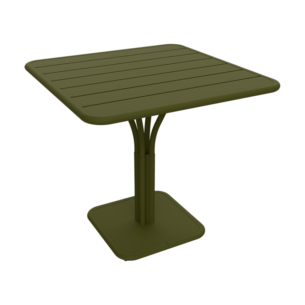 Une table carrée de couleur vert olive avec un piètement en métal, pied central.
