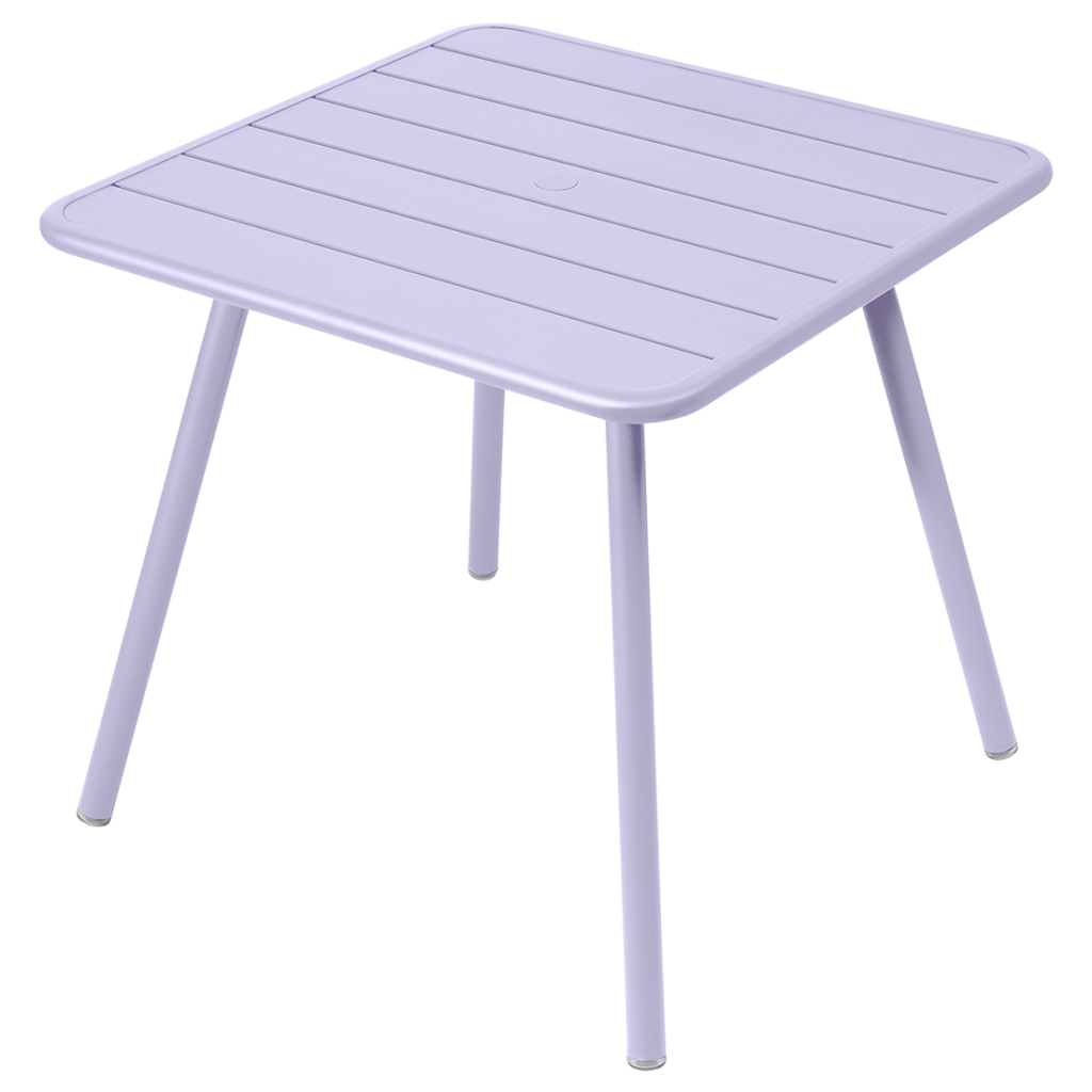 Une table carrée avec des pieds violets.