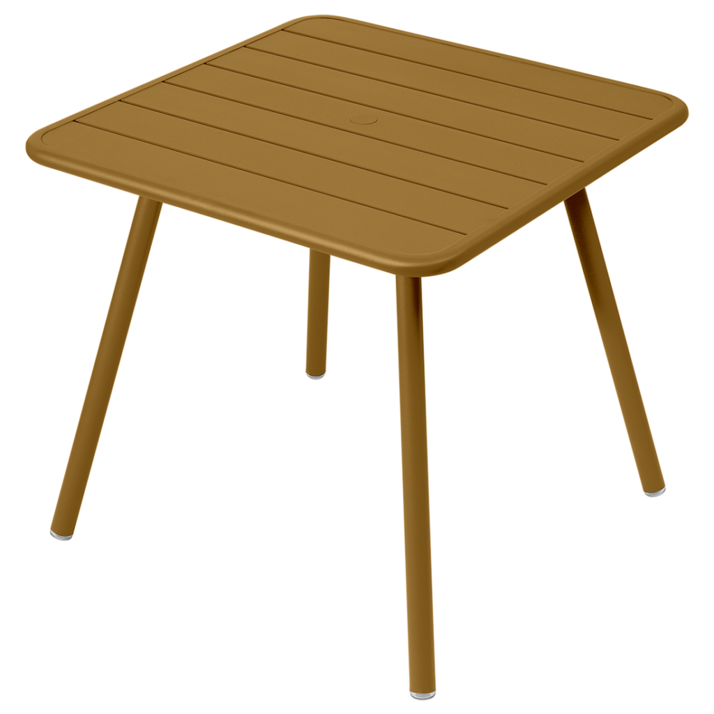 Une table d'extérieur avec une base en bois marron et quatre pieds.