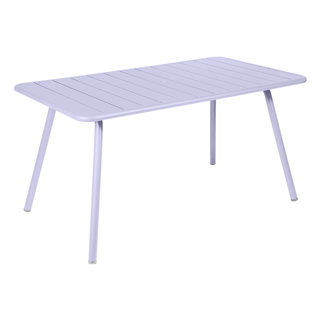 Une Table Guimauve Luxembourg, mesurant 143 x 80 cm, avec plateau et pieds blancs.