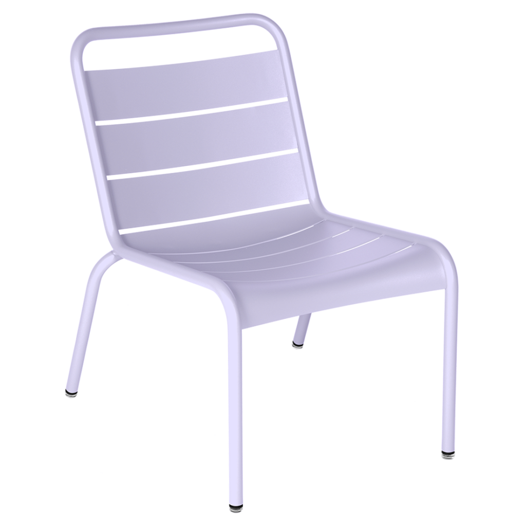 Une chaise en plastique blanc sur fond blanc.