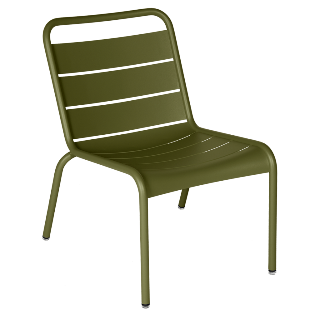 Une chaise en plastique vert avec une structure en métal rappelle le style luxembourgeois classique.