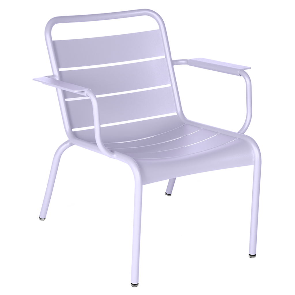 Une chaise en métal blanc avec des accoudoirs sur un fond clair.