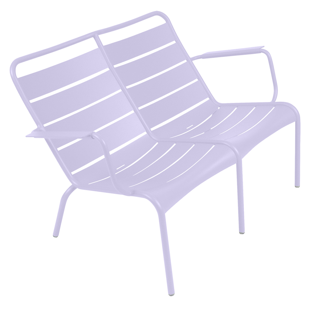 Un banc luxembourgeois à lattes violettes sur fond blanc.