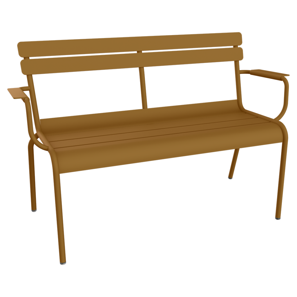 Un banc en bois avec des accoudoirs couleur Guimauve sur fond marron.