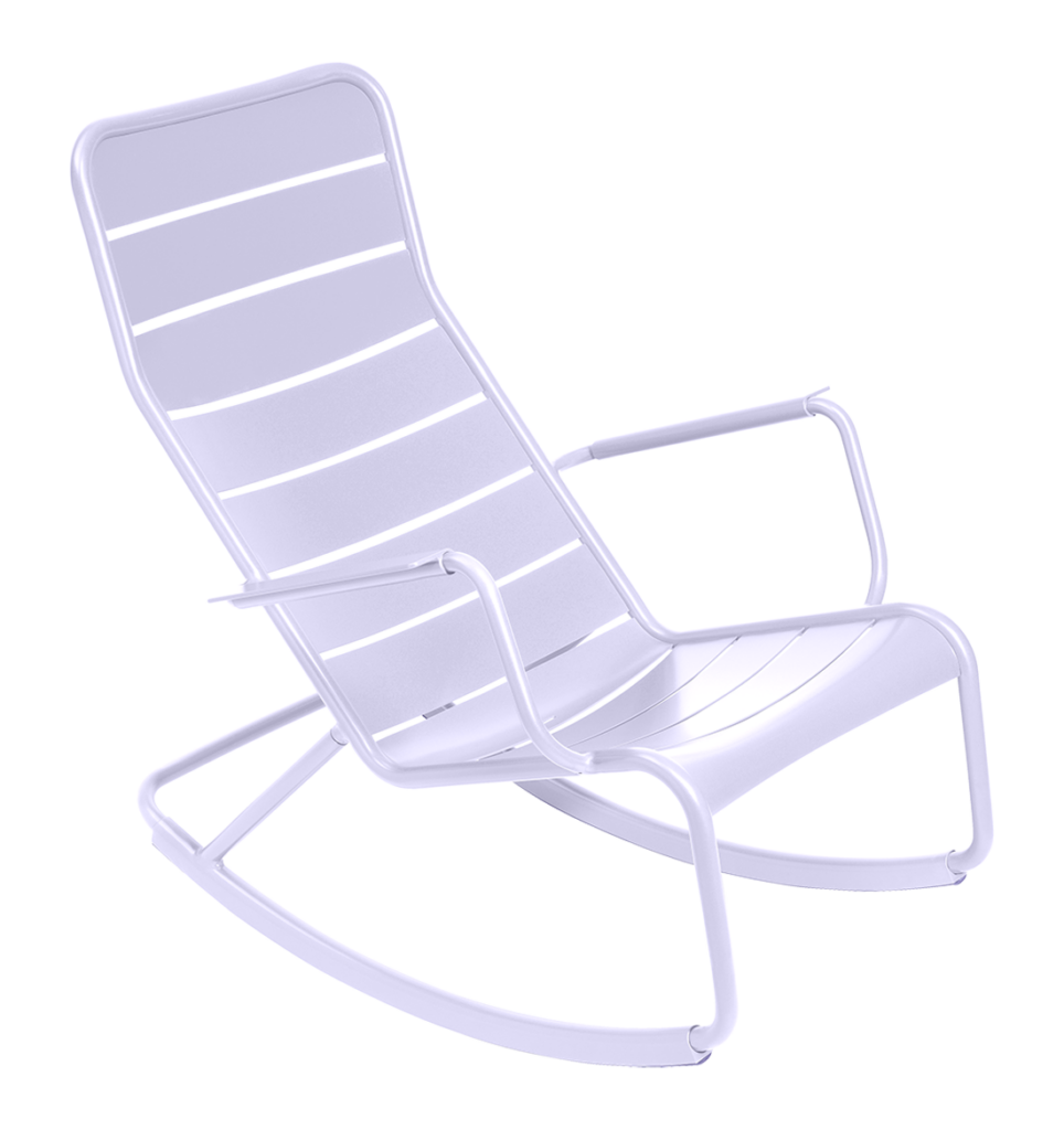 Une chaise à bascule blanche sur fond blanc au Luxembourg.