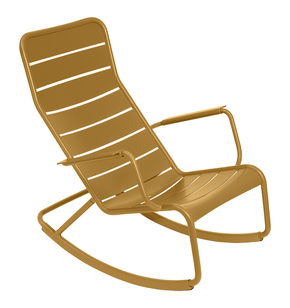 Une chaise à bascule marron sur fond blanc.