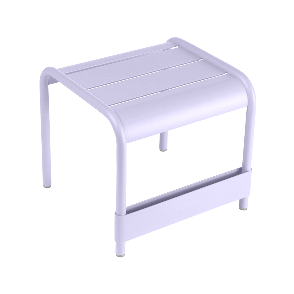 Une petite table d'appoint violette avec une étagère pour le Luxembourg.