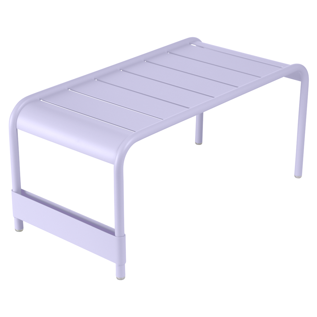 Une table en plastique violet avec un plateau à lattes.
