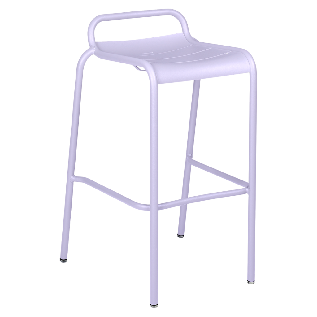 Un tabouret de bar blanc sur fond blanc, inspiré du design Tabouret de bar.