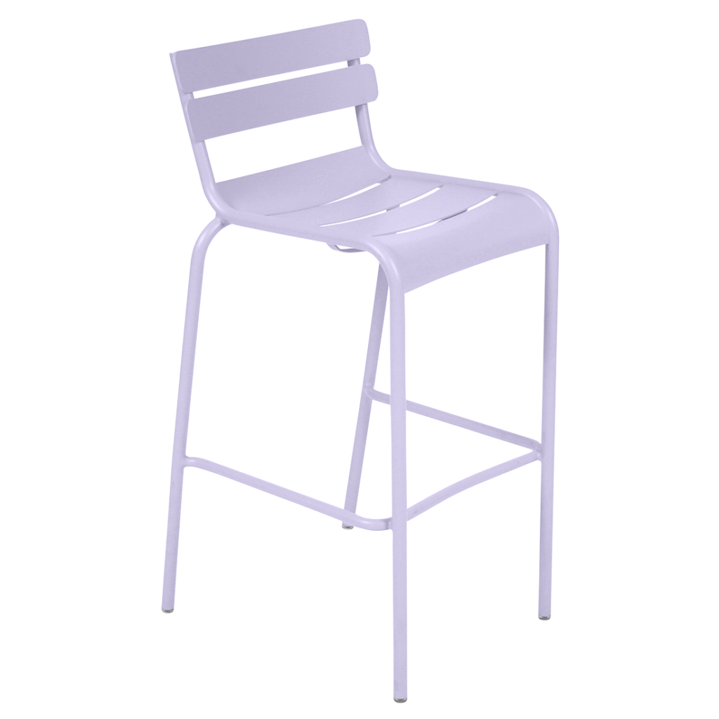 Un tabouret de bar en métal violet sur fond blanc.