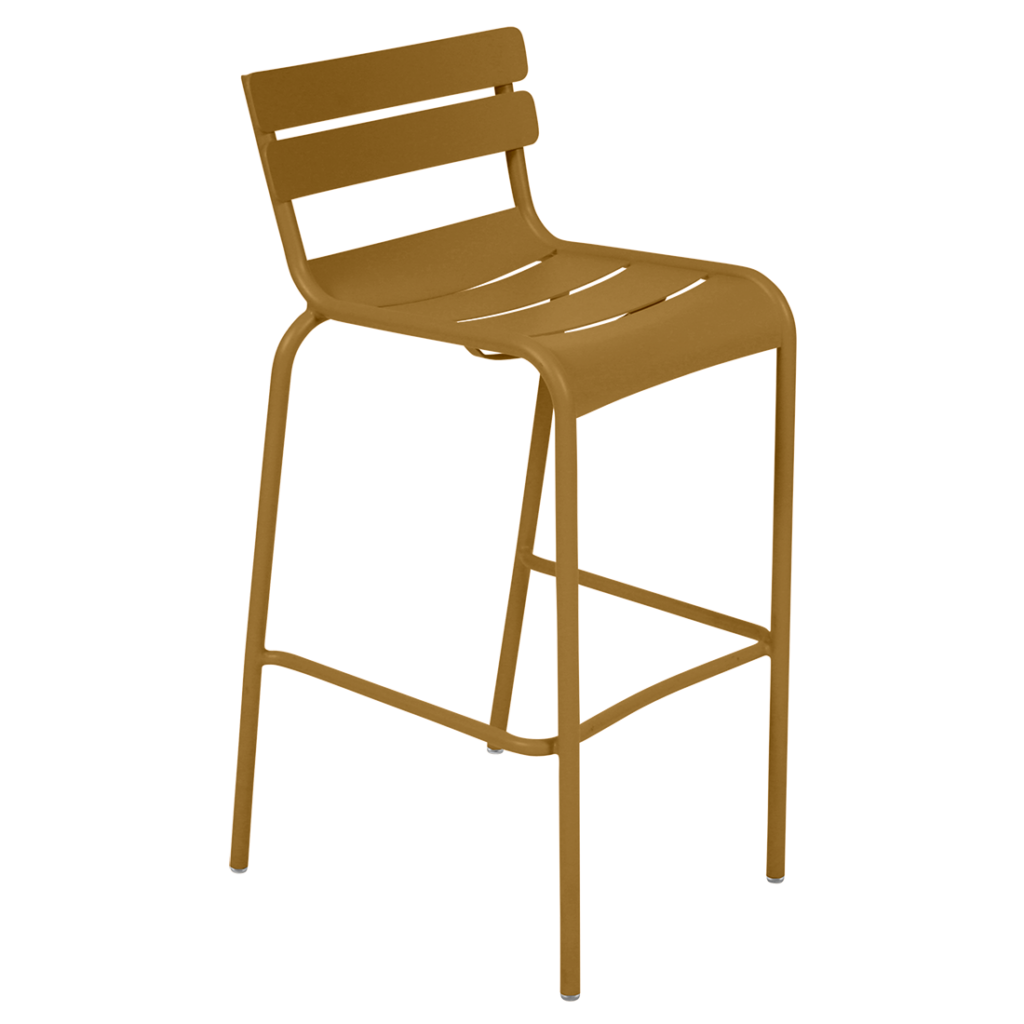 Un tabouret de bar en métal beige avec un siège à lattes, parfait pour ajouter une touche de modernité à n'importe quel espace.