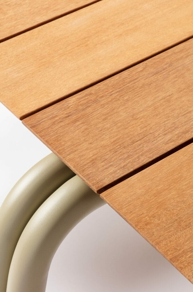 Gros plan d'un petit plateau en bois à lattes sur une base en métal gris verdâtre (RAL7044).