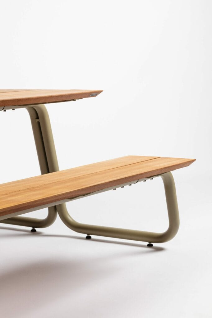 Banc moderne en bois avec petite table d'appoint intégrée, au design minimaliste et pieds en métal gris clair (RAL7044).