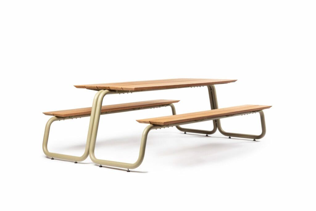 Petite table de pique-nique moderne en bois avec bancs attachés sur fond blanc.