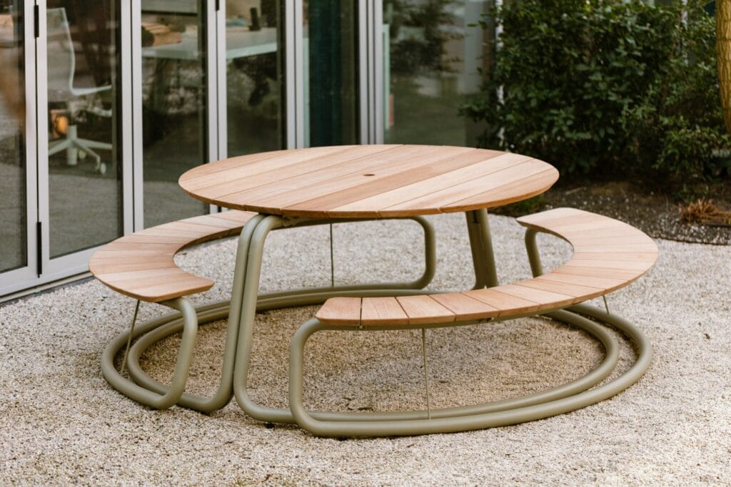 Un ensemble de table de pique-nique d'extérieur moderne avec bancs circulaires intégrés sur The Circle - ensemble table + bancs - surface gris clair (RAL7044).