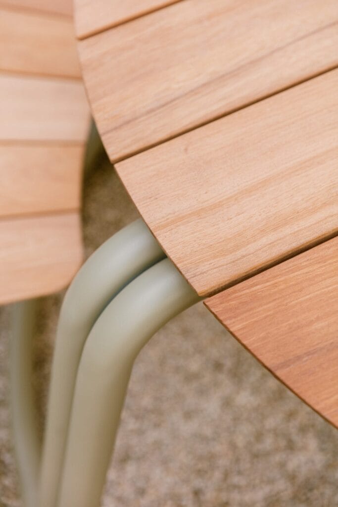 Vue rapprochée de The Circle - ensemble table + bancs - Gris Clair (RAL7044) avec pieds en métal.