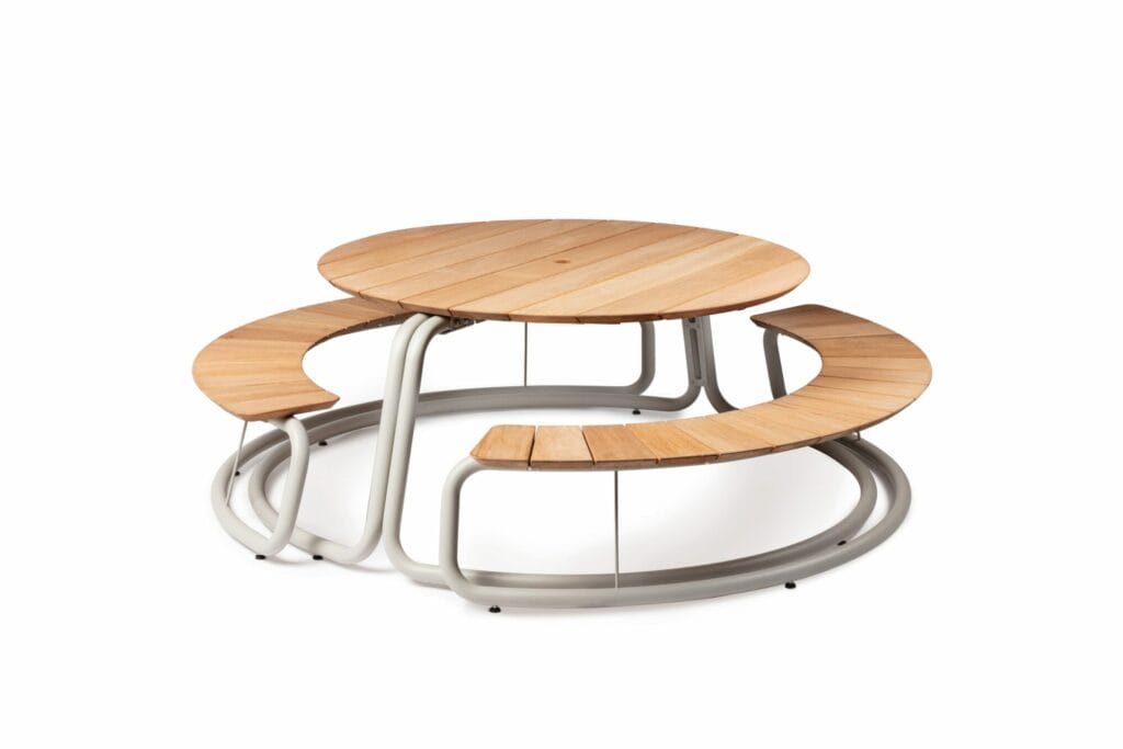 Moderne, The Circle - ensemble table + bancs - Gris clair (RAL7044) avec sièges intégrés de style banquette sur une structure en métal gris clair.
