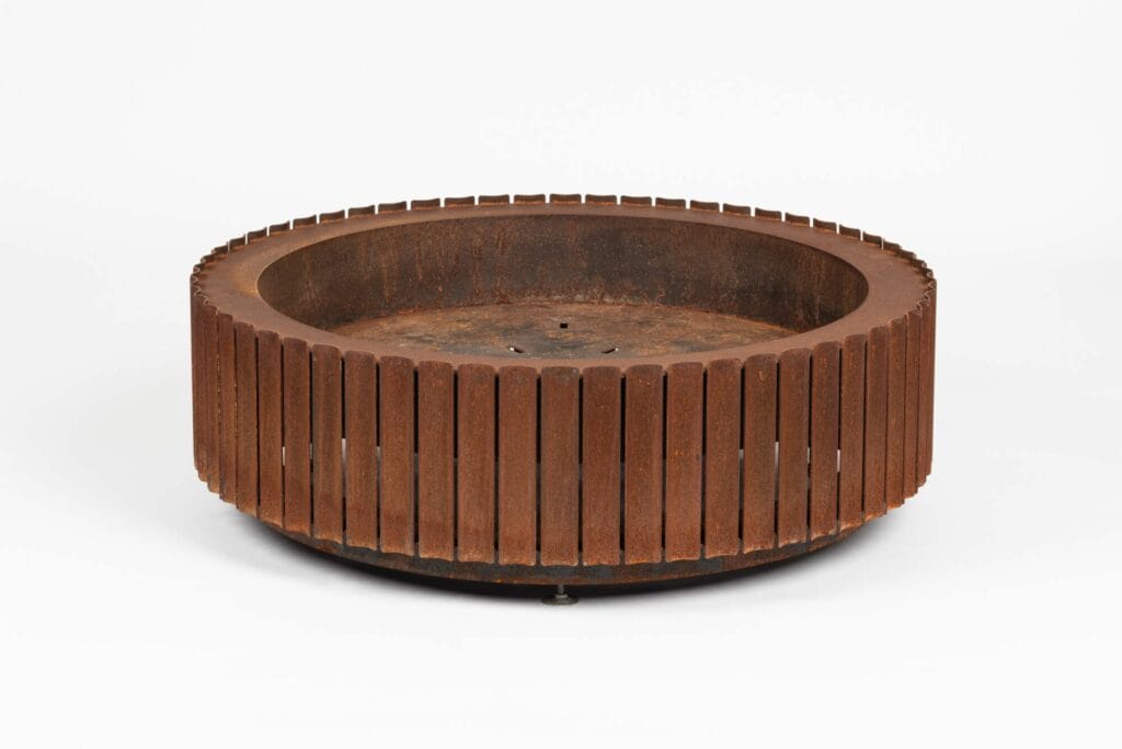 Grand engrenage en acier Corten avec dents sur sa circonférence, isolé sur fond blanc.