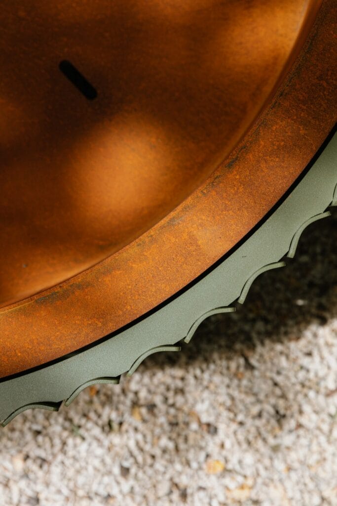 Gros plan d'une surface rouillée en acier Corten avec un bord festonné.