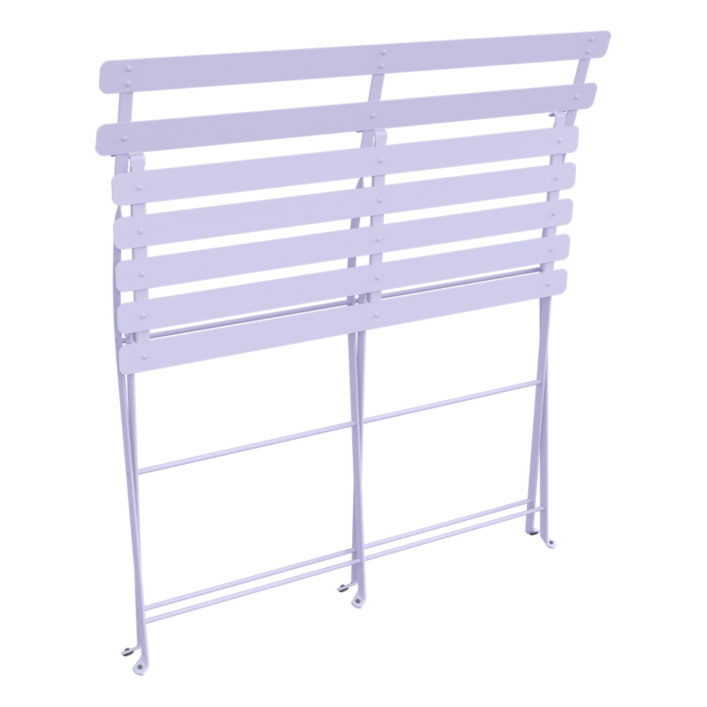 Des stores blancs avec quelques lamelles cassées ou pliées, laissant passer la lumière, éclairent parfaitement le Banquette Bistro.