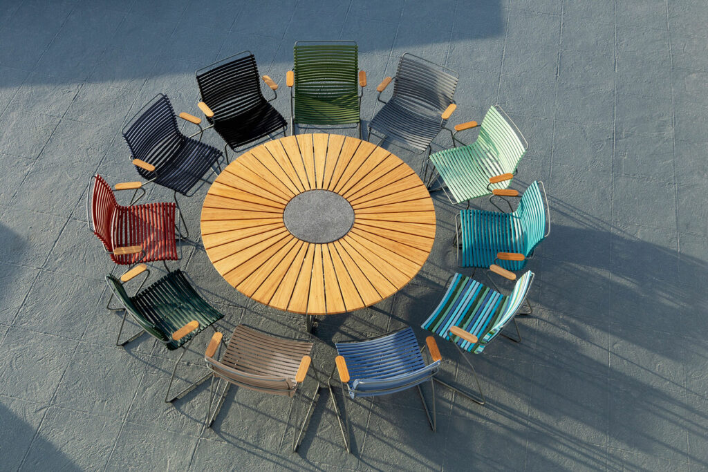 Un groupe de chaises Chaise Click avec accoudoirs autour d'une table.