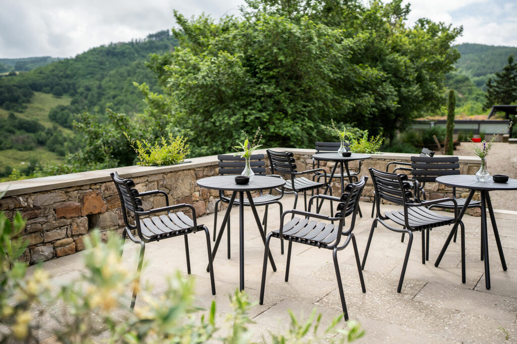 Sièges de café en plein air, avec chaises ReCLIPS Dining donnant sur des collines verdoyantes.