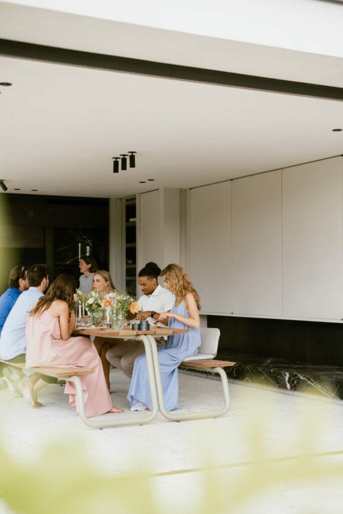 Groupe de personnes prenant un repas ensemble à The Table.