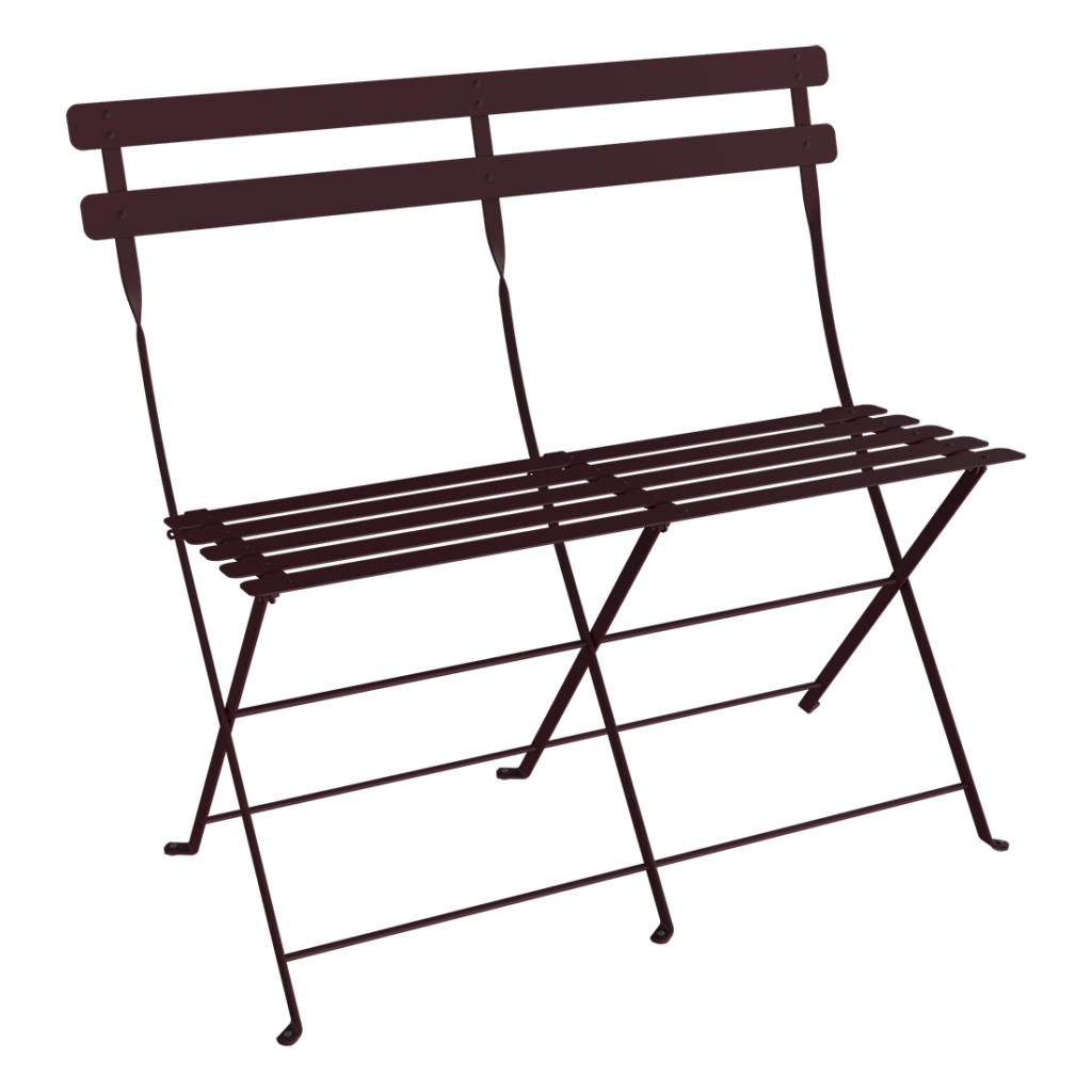 Une chaise de réalisateur simple et pliable de couleur marron sur fond blanc uni.