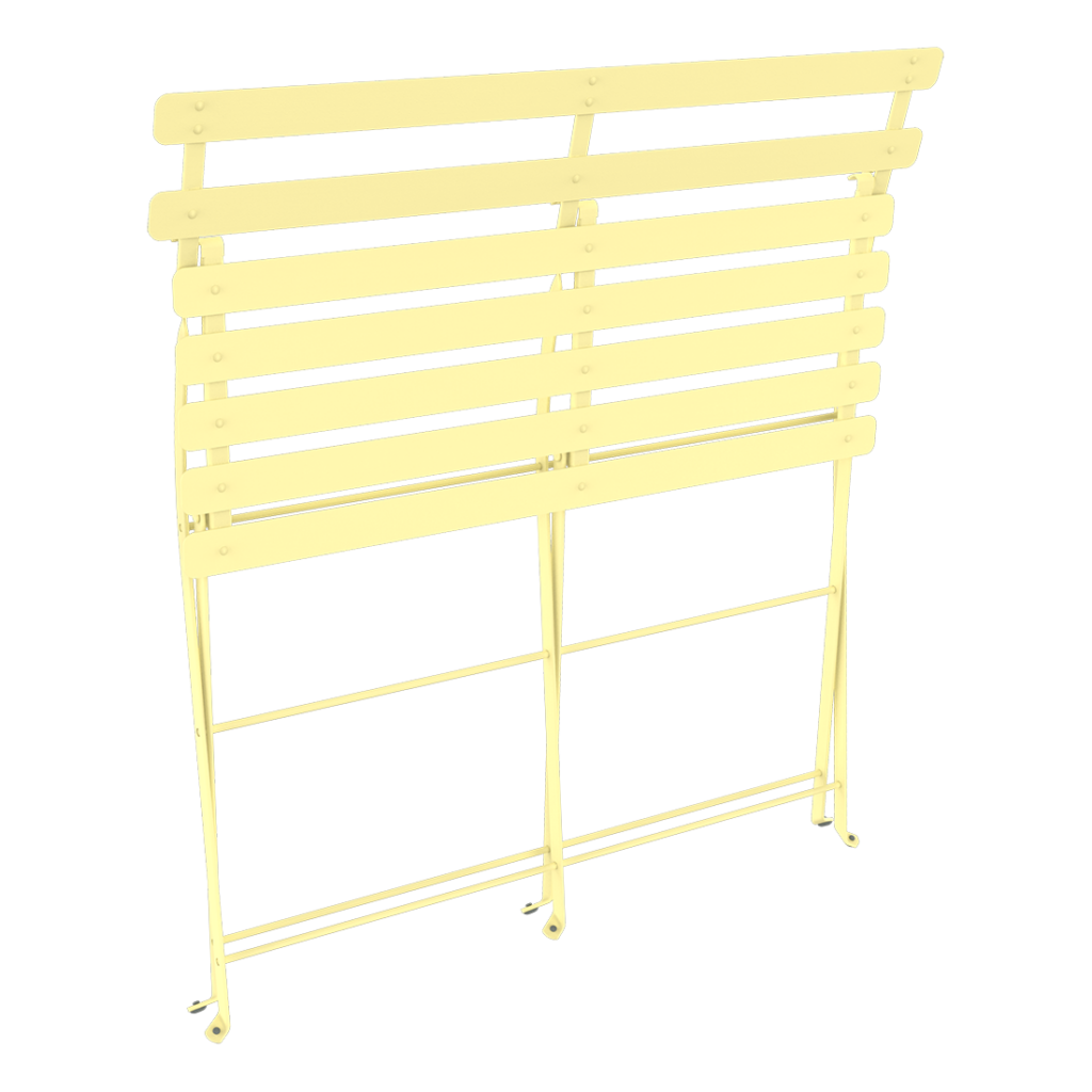 Stores jaunes à lamelles partiellement ouverts pour laisser passer la lumière et offrir une vue sur le Banquette Bistro.