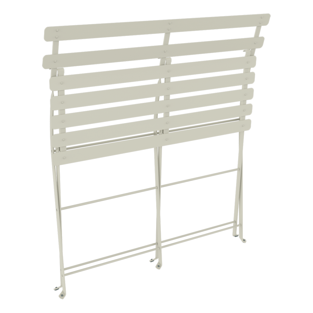 Stores vénitiens en coton blanc avec quelques lattes inclinées ouvertes.