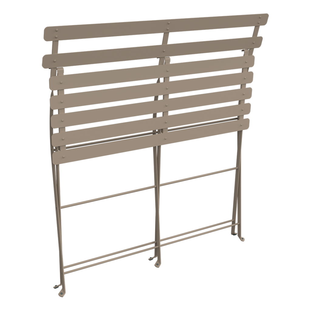 Stores en bois cassés avec lattes manquantes, ressemblant à un style Banquette Bistro.