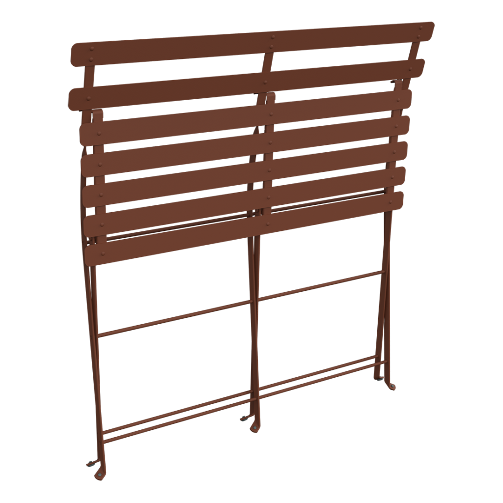 Stores en bois partiellement relevés, projetant des ombres sur la banquette bistro "Blanc coton" en contrebas.