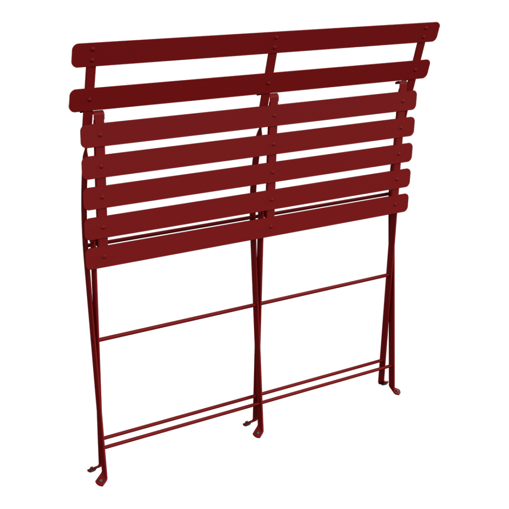 Escalier de secours rouge sur l'extérieur d'un bâtiment avec une banquette bistro en coton Blanc placée à sa base.