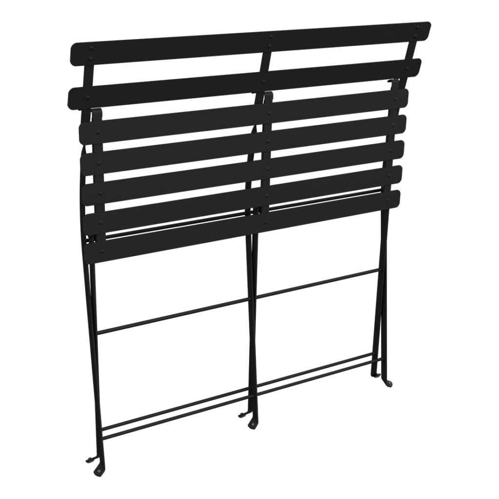 Stores vénitiens projetant des ombres sur une surface en coton blanc.