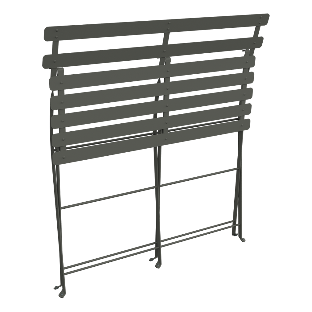 Une image rendue en 3D d'un store de fenêtre cassé avec des lattes suspendues à différents angles, représentée à côté d'une banquette Bistro en coton Blanc pour 2 places.