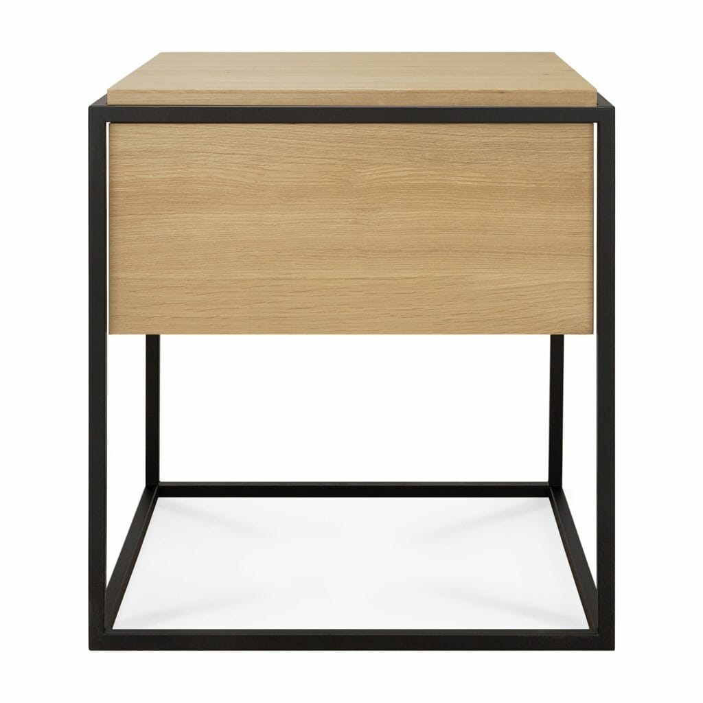 Une table de nuit Monolit moderne avec une structure en métal noir, un tiroir en bois Chêne naturel huilé et un plateau en bois, isolé sur fond blanc.