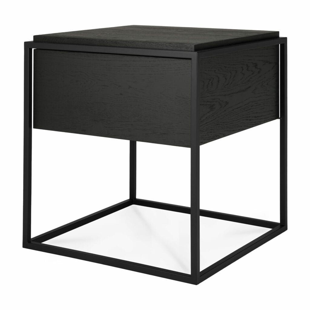 Table d'appoint carrée noire avec plateau rembourré et base cubique ouverte en métal en Chêne teinté noir, isolée sur fond blanc.